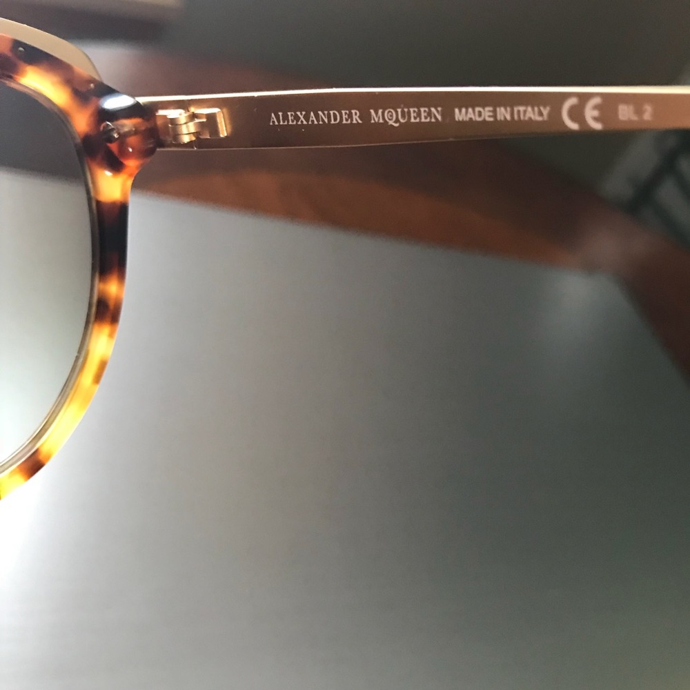 Alexander McQueen Sunglass - Picture 6 of 8